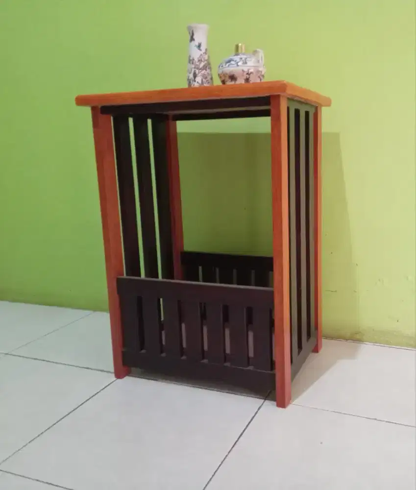Meja pajang, dispenser, magicom.