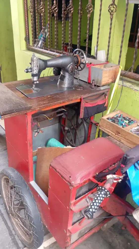 Di jual aja mesin jahit komplit ada obras benang dll