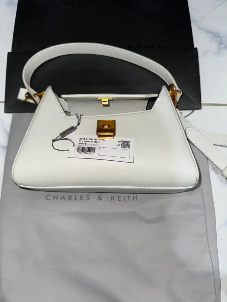 TAS CHARLES & KEITH FRONT FLAP TRAPEZE WARNA CHALK ORIGINAL