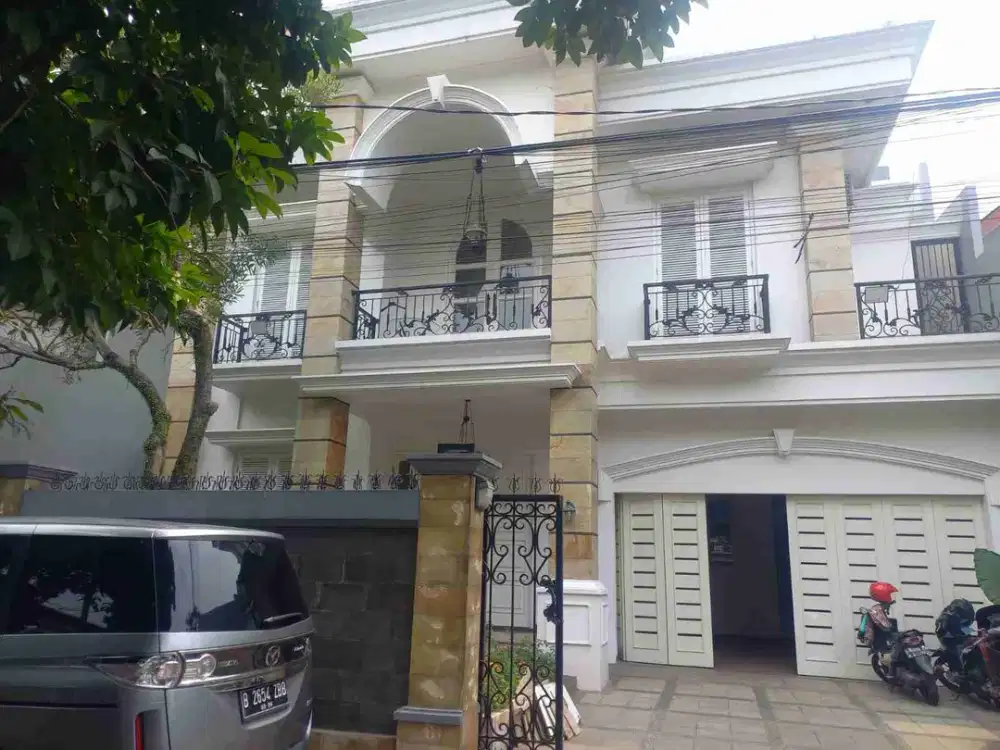 DISEWAKAN RUMAH BAGUS 2LANTAI SIAP HUNI SEMI FURNISHED JL.LEBAK BULUS I JAKSEL.