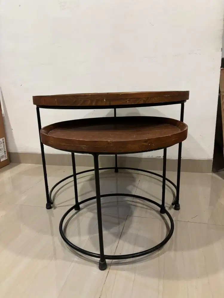 Meja makan kayu