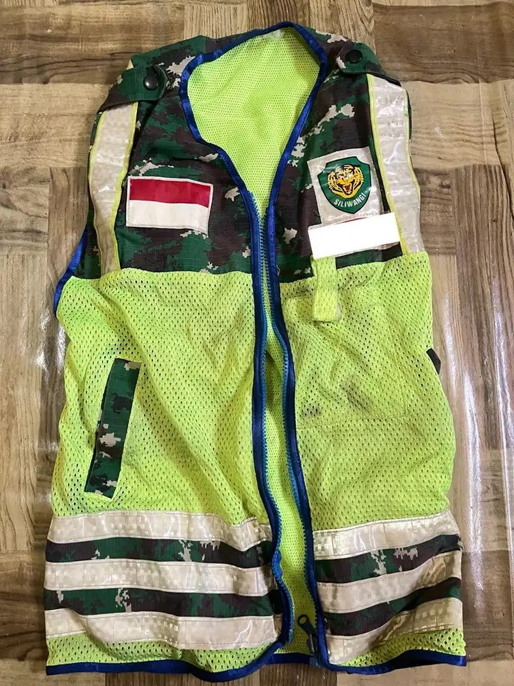 Rompi militer hijau