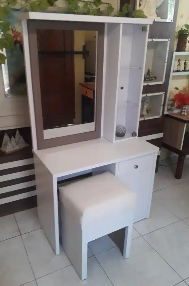 Meja rias. Meja untuk berdandan