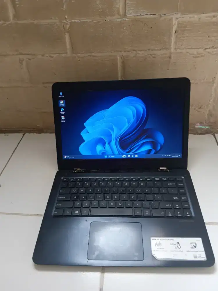 Asus E402Y normal
