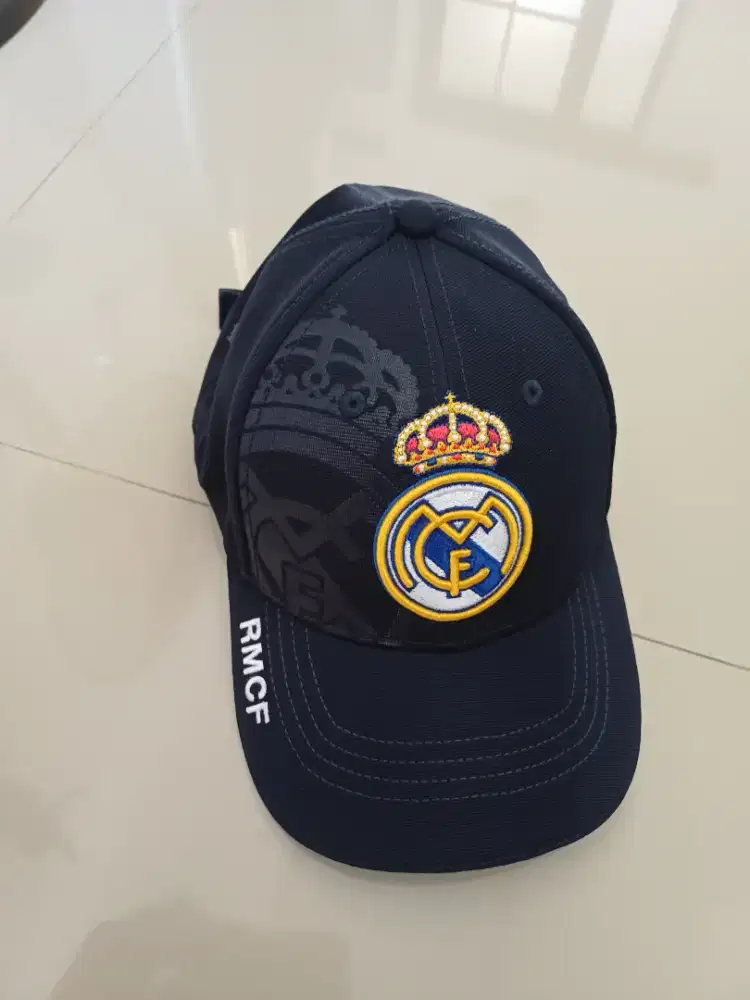 Topi Merchandise Asli Real Madrid