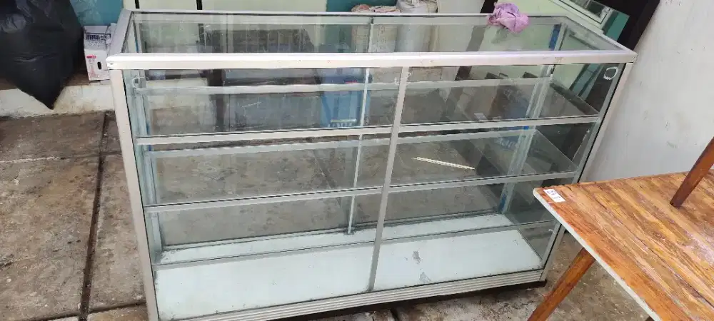 Dijual etalase ukuran 1.5 m