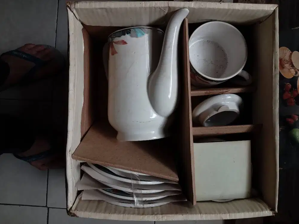 Cangkir satu set dan tempat sop buah