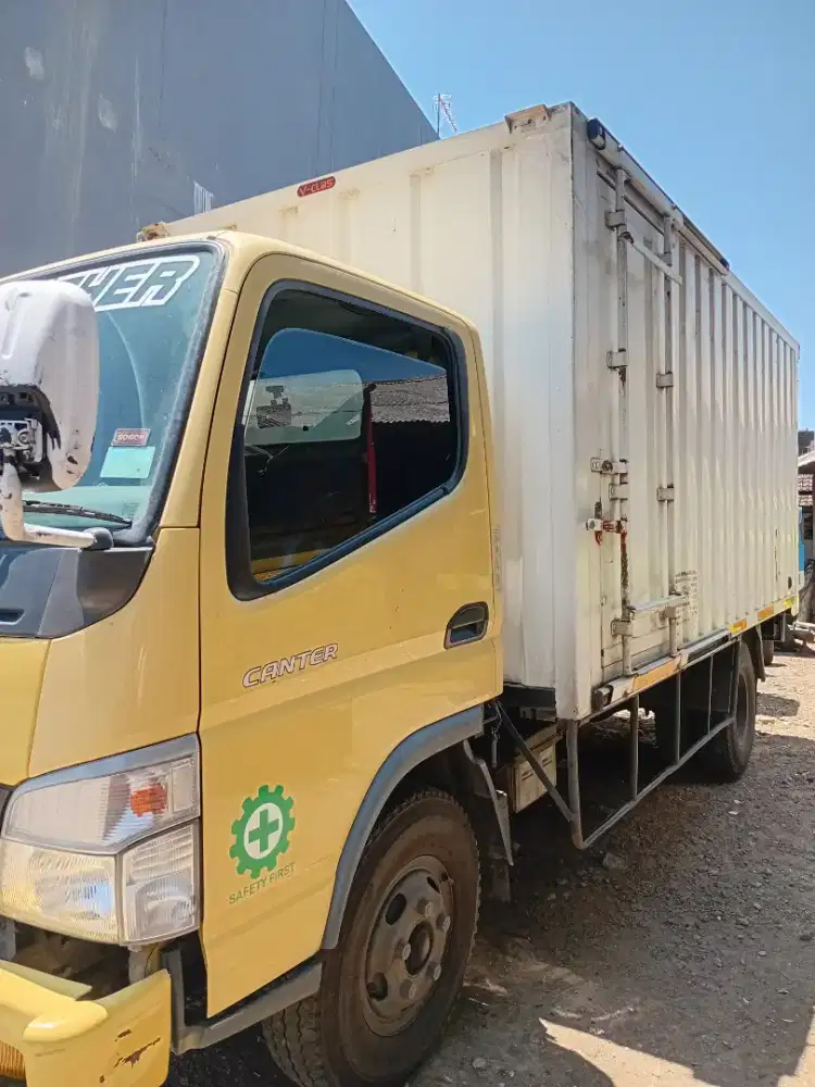 Truk canter box FE73