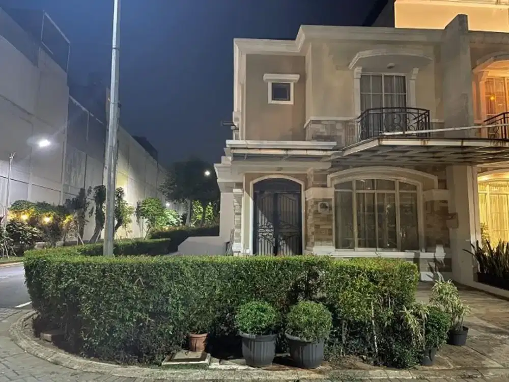 Langka! Rumah Hoek Depan Danau di Green Lake City Cluster Europe