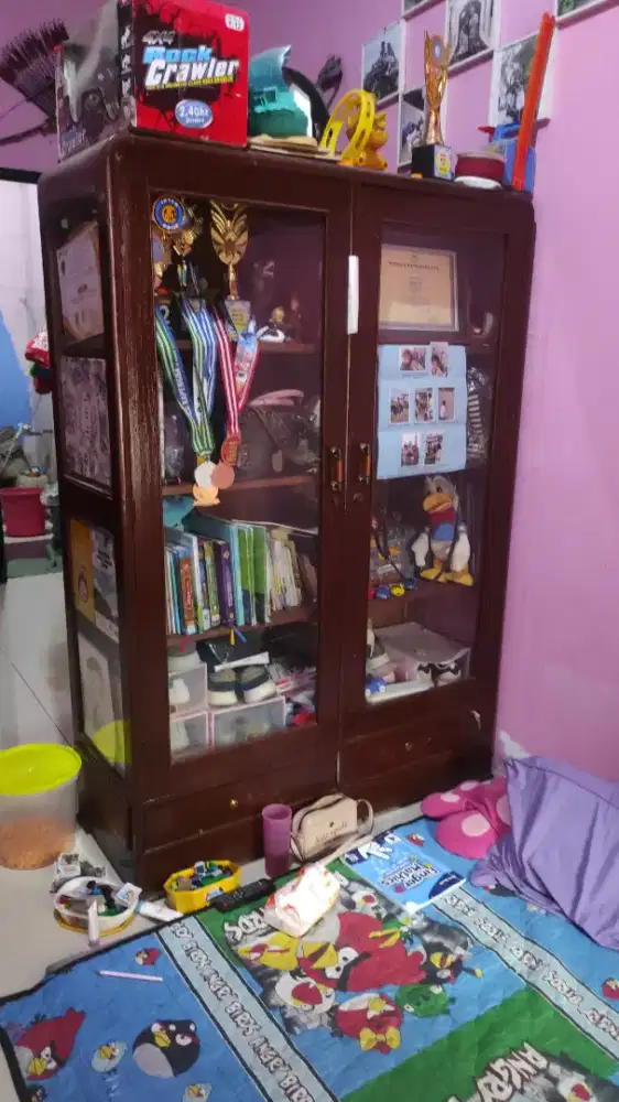 DIJUAL LEMARI KACA KAYU JATI ASLI