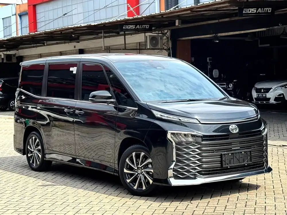 Brand New!! Toyota Voxy 2025 Kilometer under 50