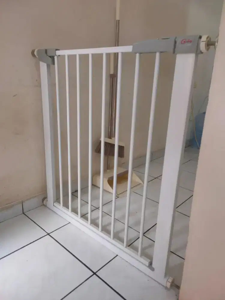 Safety Gate pembatas bayi atau hewan peliharaan