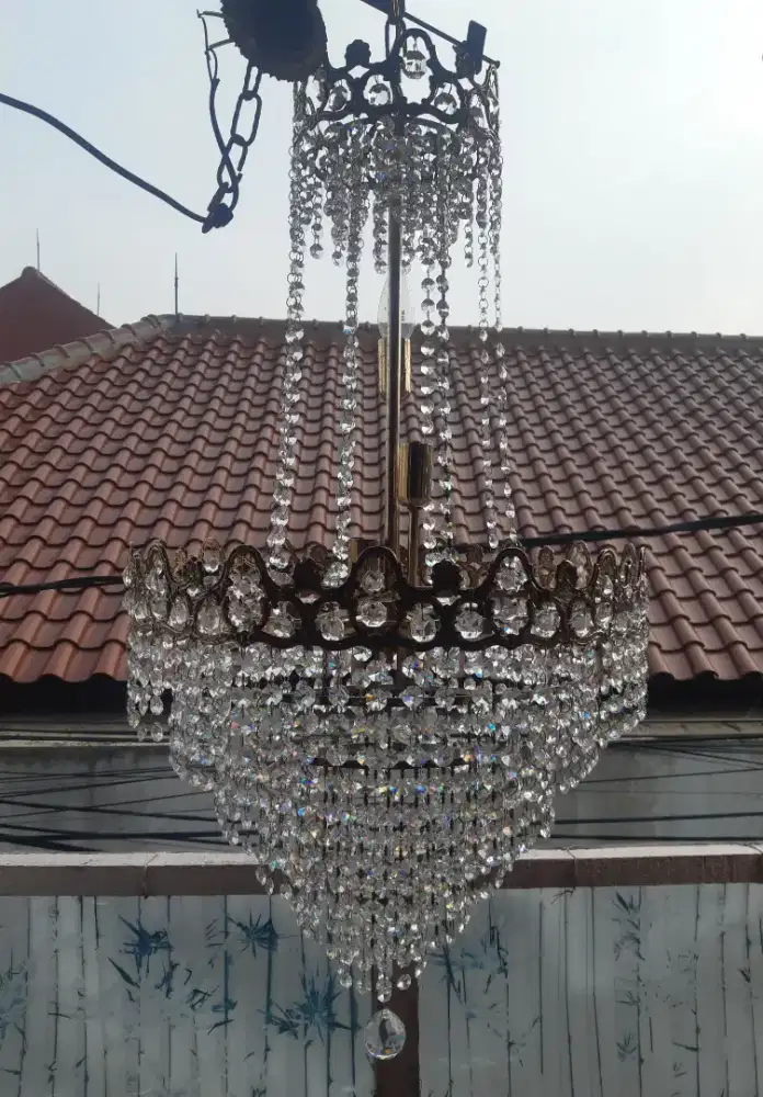 Lampu gantung kristal batangan kuningan