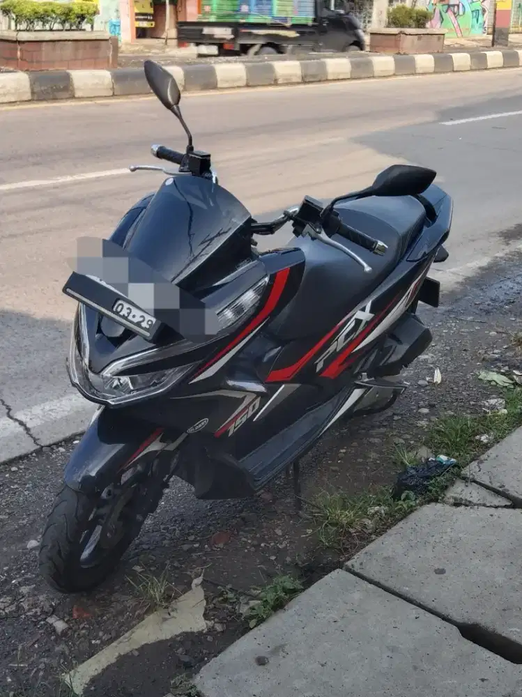 Honda PCX ABS warna hitam