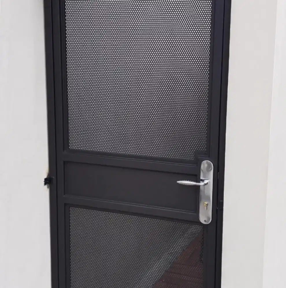 Pintu pengaman plat porporated