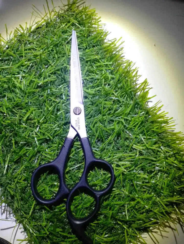 GUNTING RAMBUT SOLWA