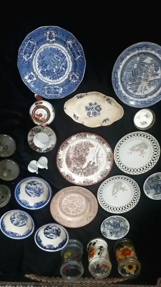 **Dijual Borongan – Mau Pindahan Piring, Toples, Teko, Lainnya.**