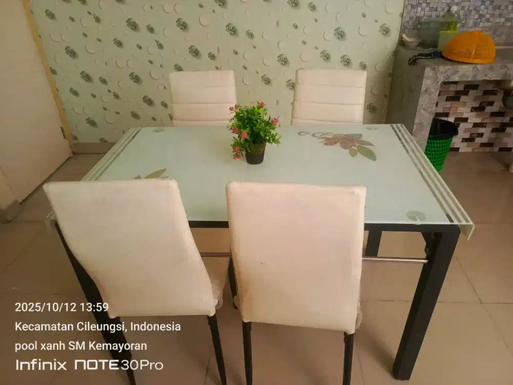 Dijual meja makan plus kursi