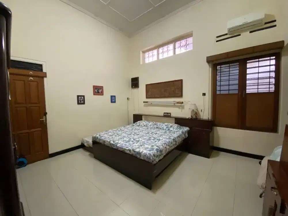 RUMAH TERAWAT DI JL. BENGAWAN DI TENGAH KOTA COCOK UTK USAHA