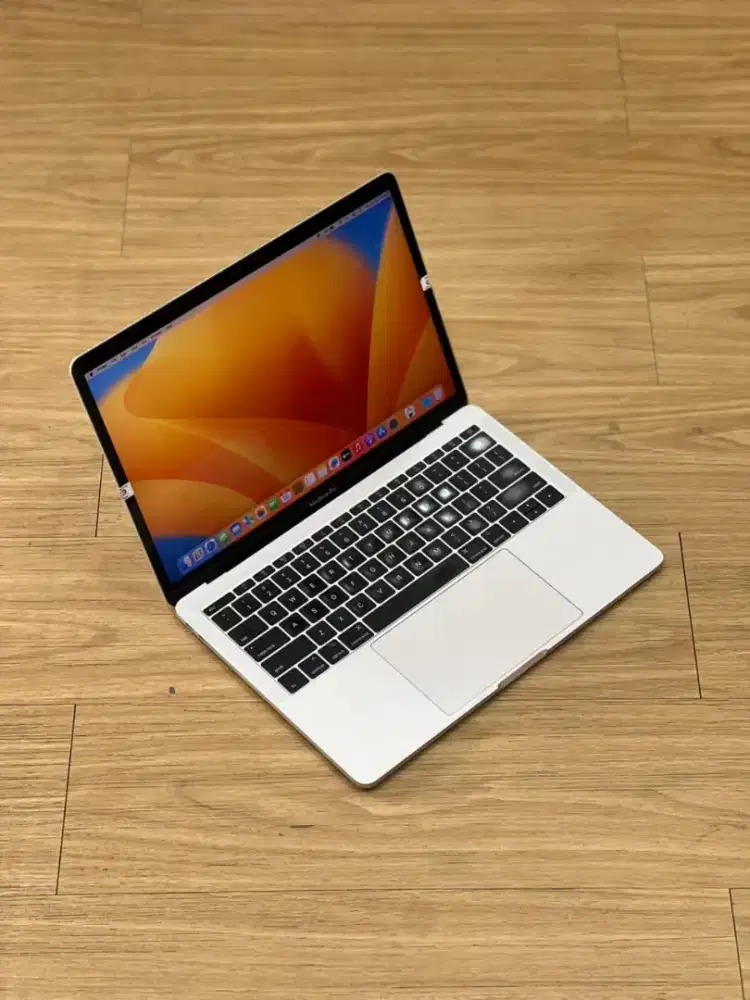 MacBook Pro 2017 , 13 inch , 8/256
