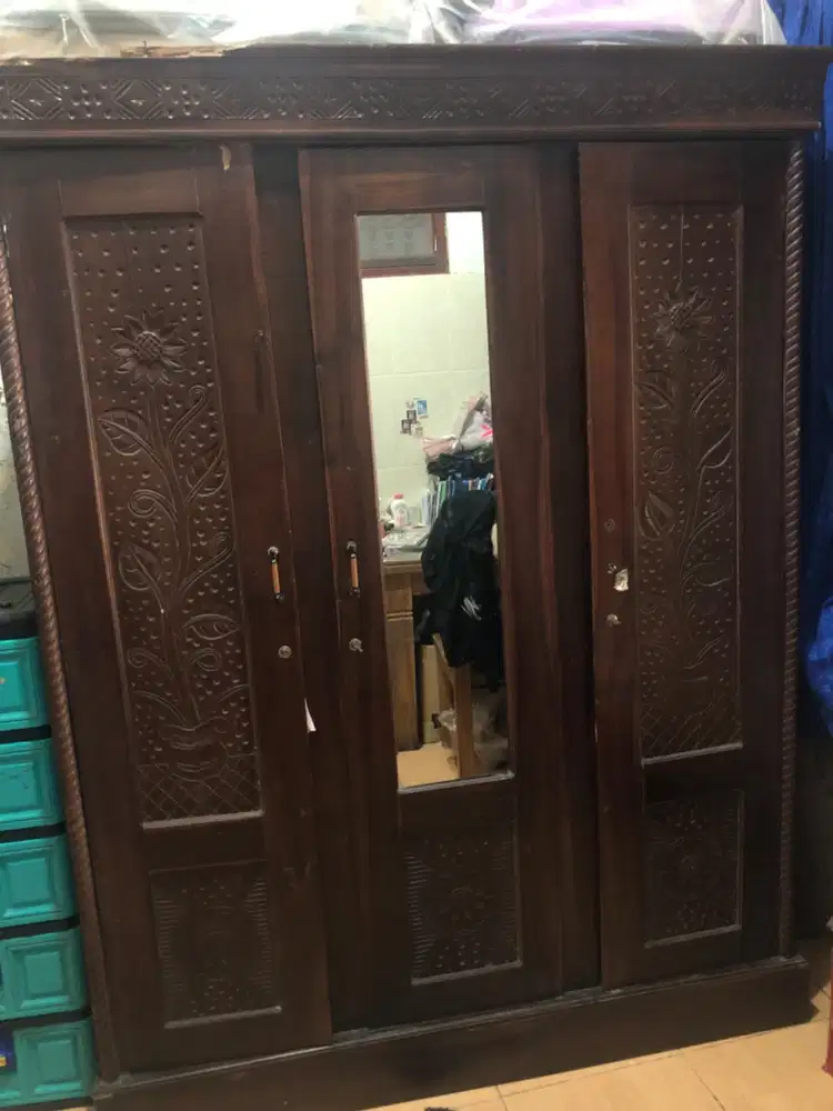 lemari pakaian bekas