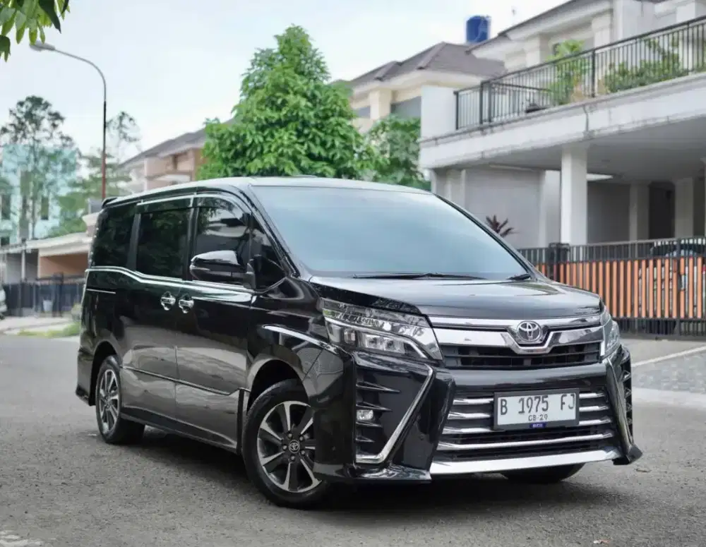 Alphard Versi Mini! Toyota Voxy AT 2019 Hitam Metalik