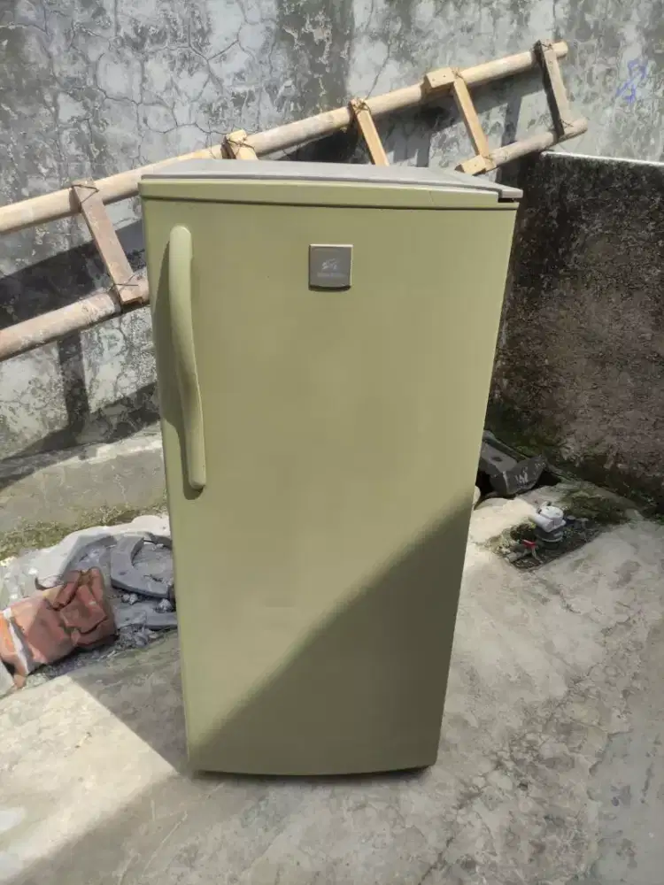 Kulkas 1 pintu merk POLYTRON