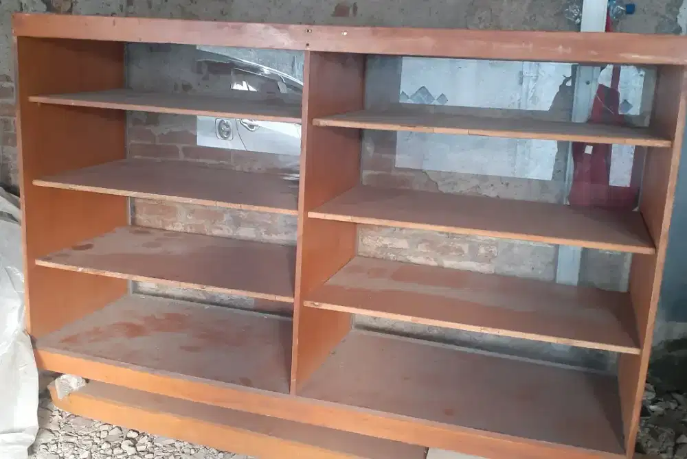 Etalase kayu bekas