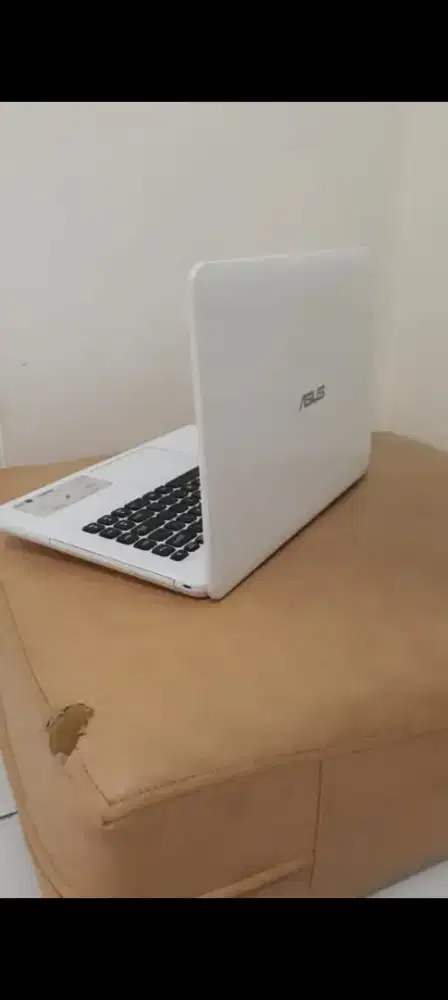 Dijual laptop merk asus warna putih