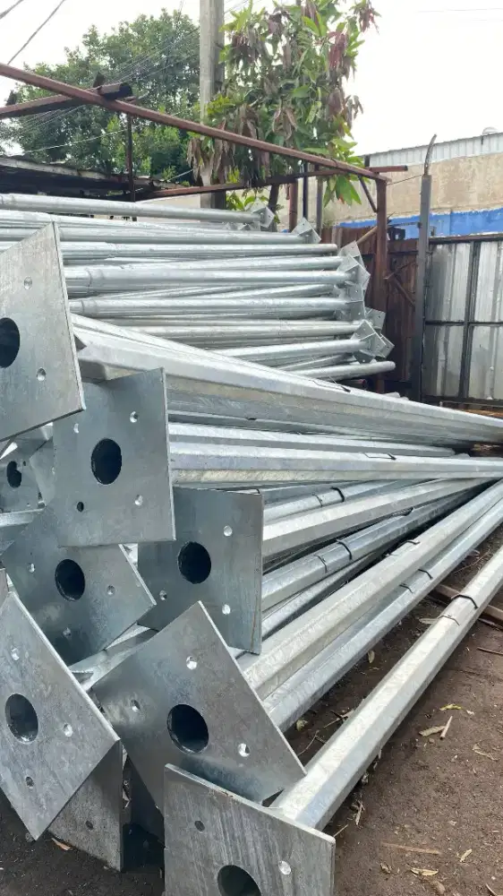 Tiang PJU Oktagonal 7 Meter Single Parabola