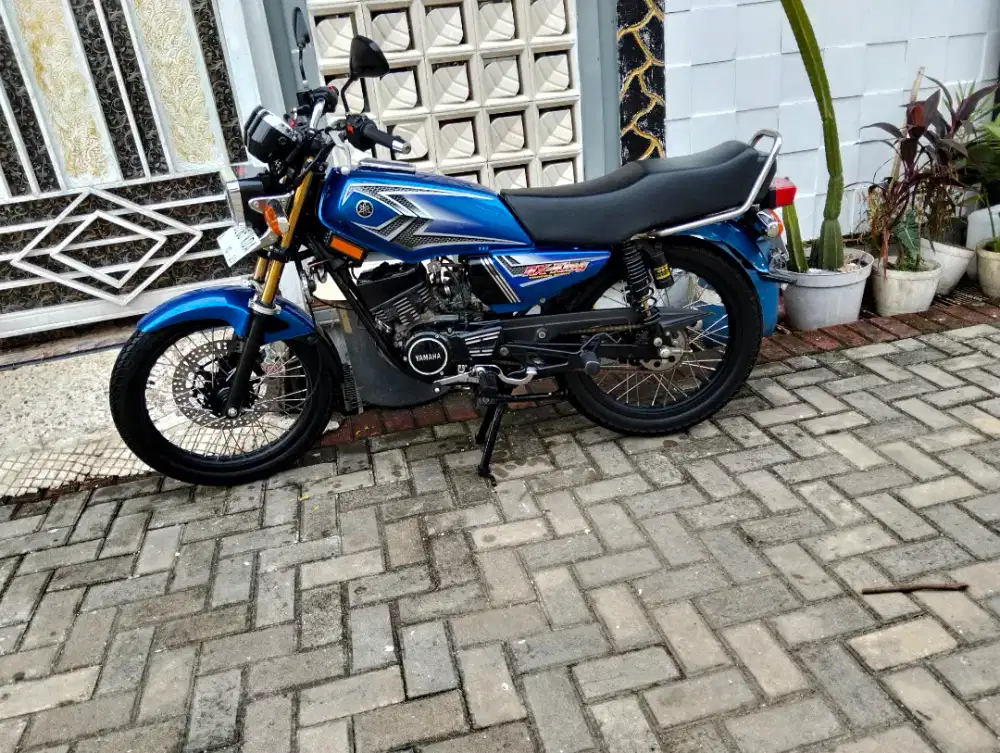 Edisi Bosen... King Biru Ganteng style pak guru