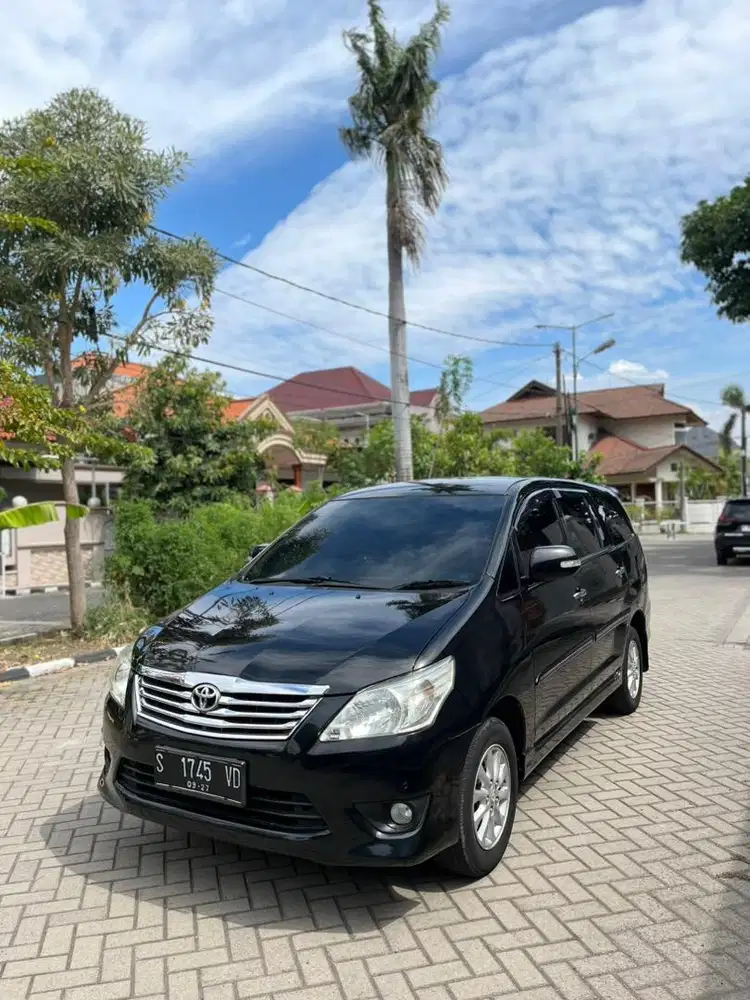 INNOVA V DIESEL AT LOW KM