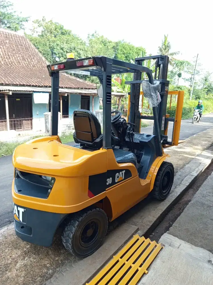 Forklift 3 Ton Caterpillar 2020 siap tugas