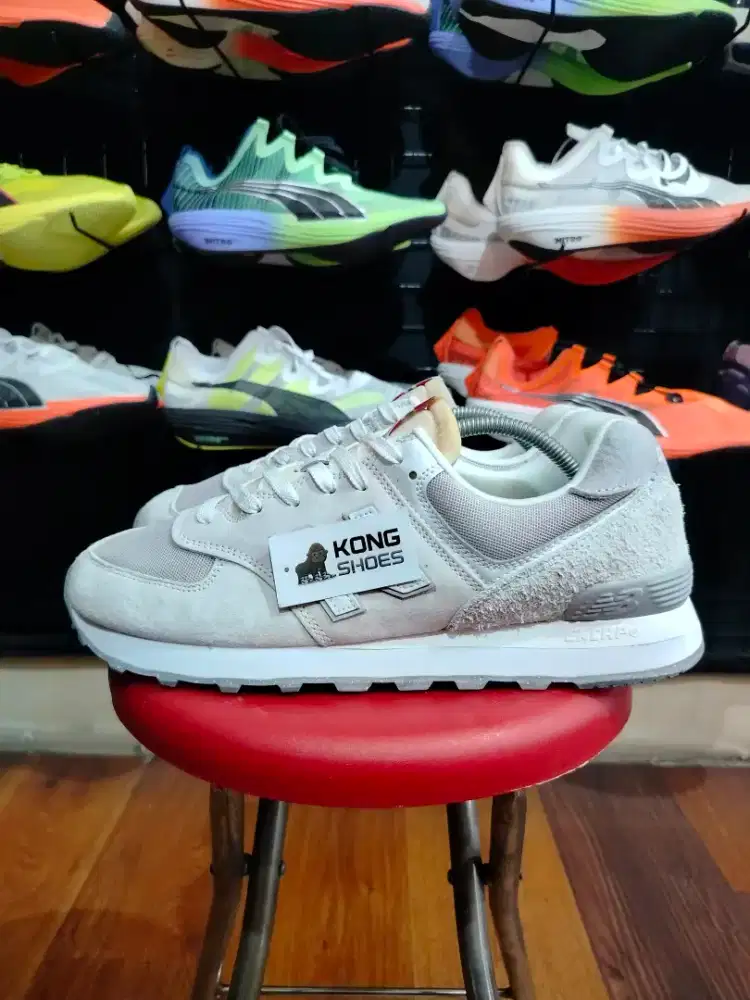 SEPATU NB 574 IVORY GREY SUEDE 44