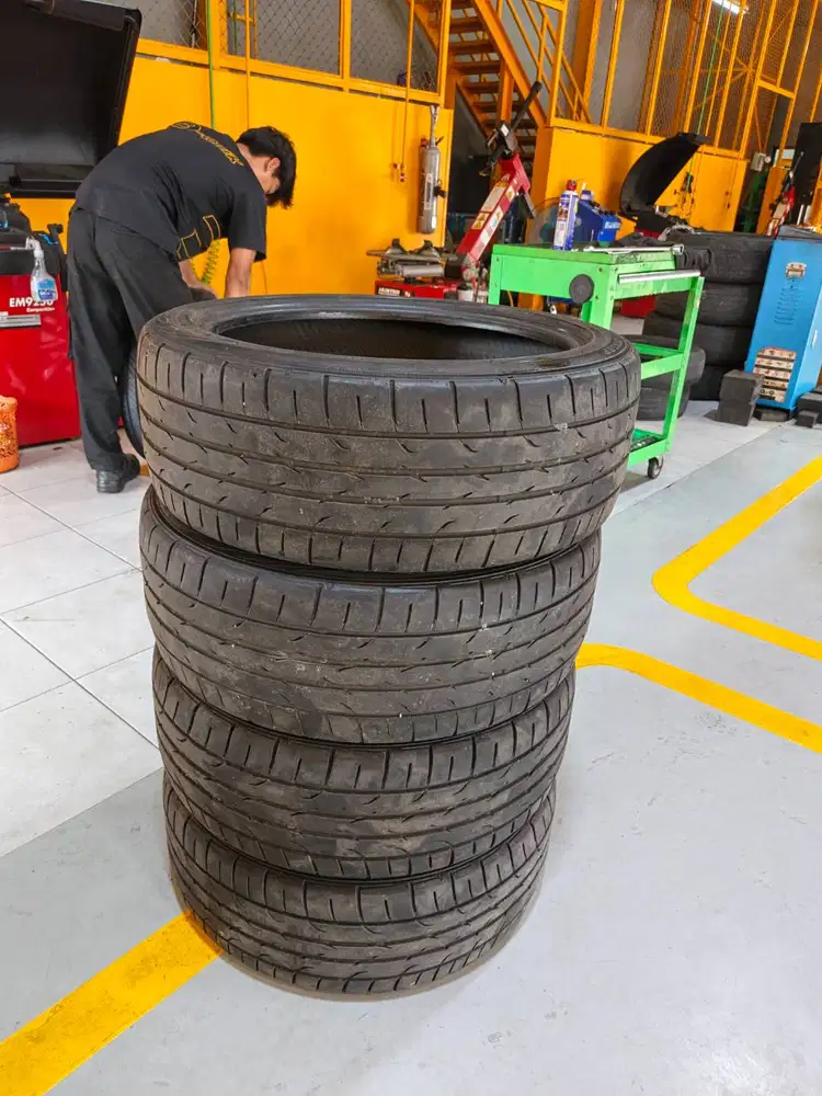 Ban Dunlop Direzza 225/45 R18