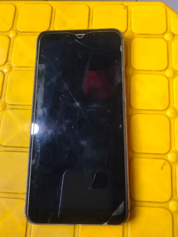 Redmi s2 ram3/32 minus lcd pecah dikit di bwh, hrs ganti Connector cas
