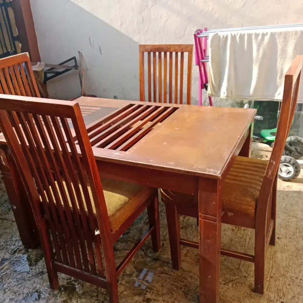 Meja makan kayu bekas