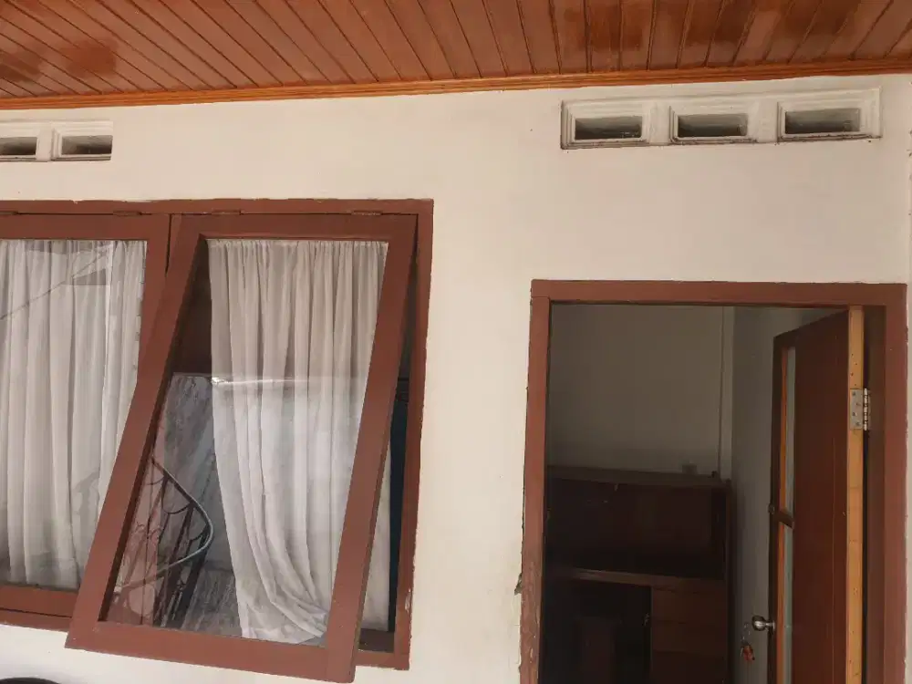 Kosan putri pinggir jalan