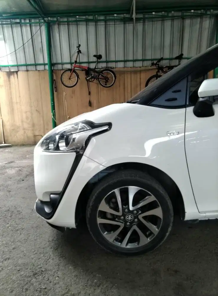 Dp 5 JT Toyota Sienta 1.5  V At 2017 Putih Mulus