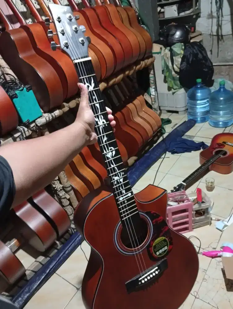 Gitar akustik cort custom model lancip