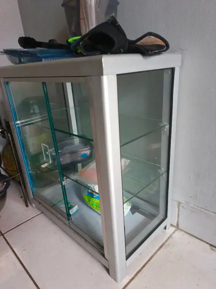 etalase mini, mulus. Masih bening