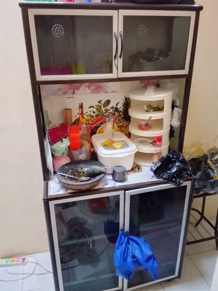 Lemari makan roda