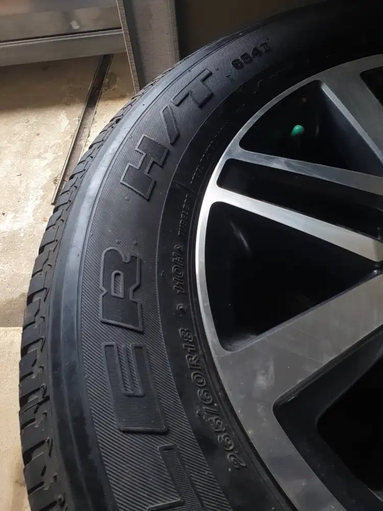 Velg orisinil Toyota Fortuner VRZ + Ban 90%