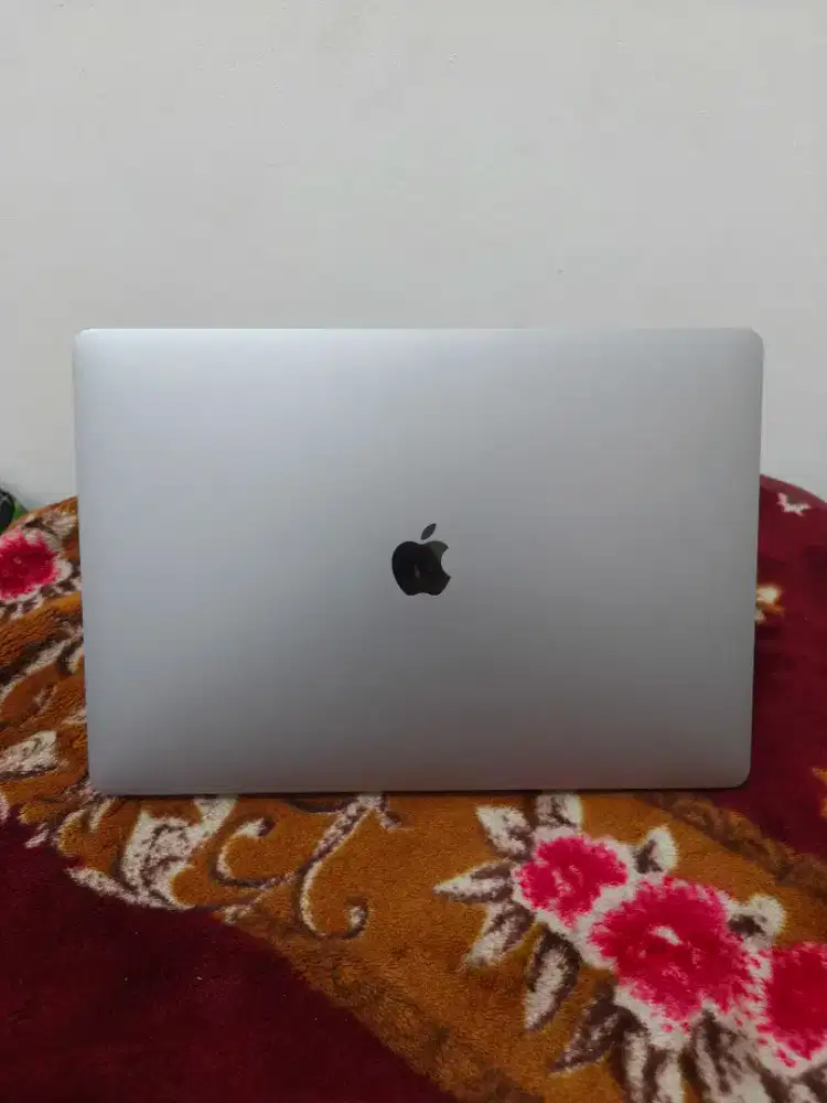 MacBook Pro 16 inch 2019 i7 32gb/512gb