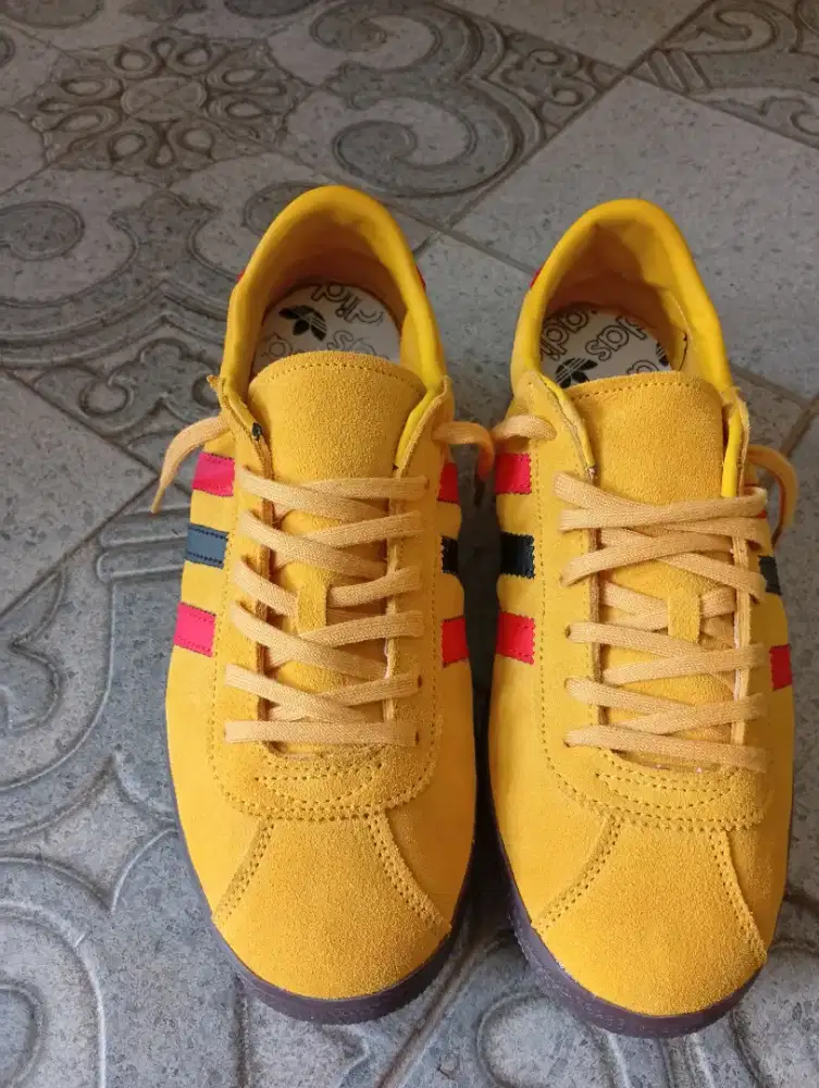 Adidas city series size 43 BNIB