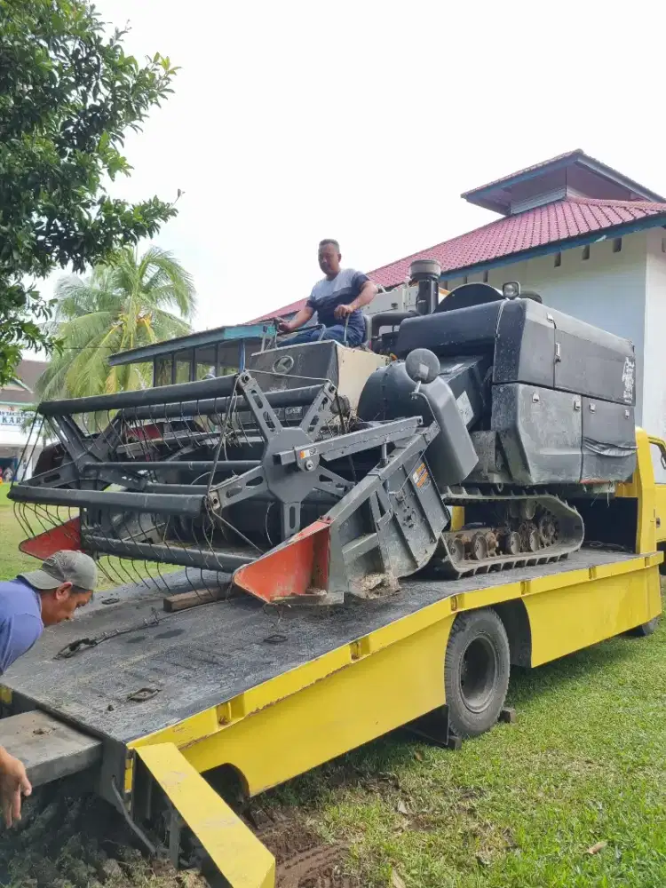 Mesin panen padi combine KUBOTA DC70 Plus