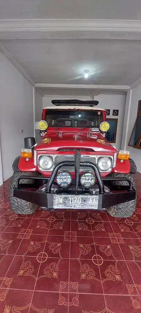 Mobil Hardtop warna merah tahun 1980