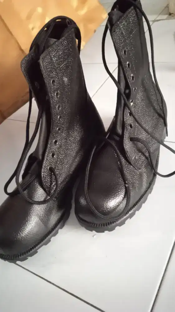 Sepatu satpam/TNI