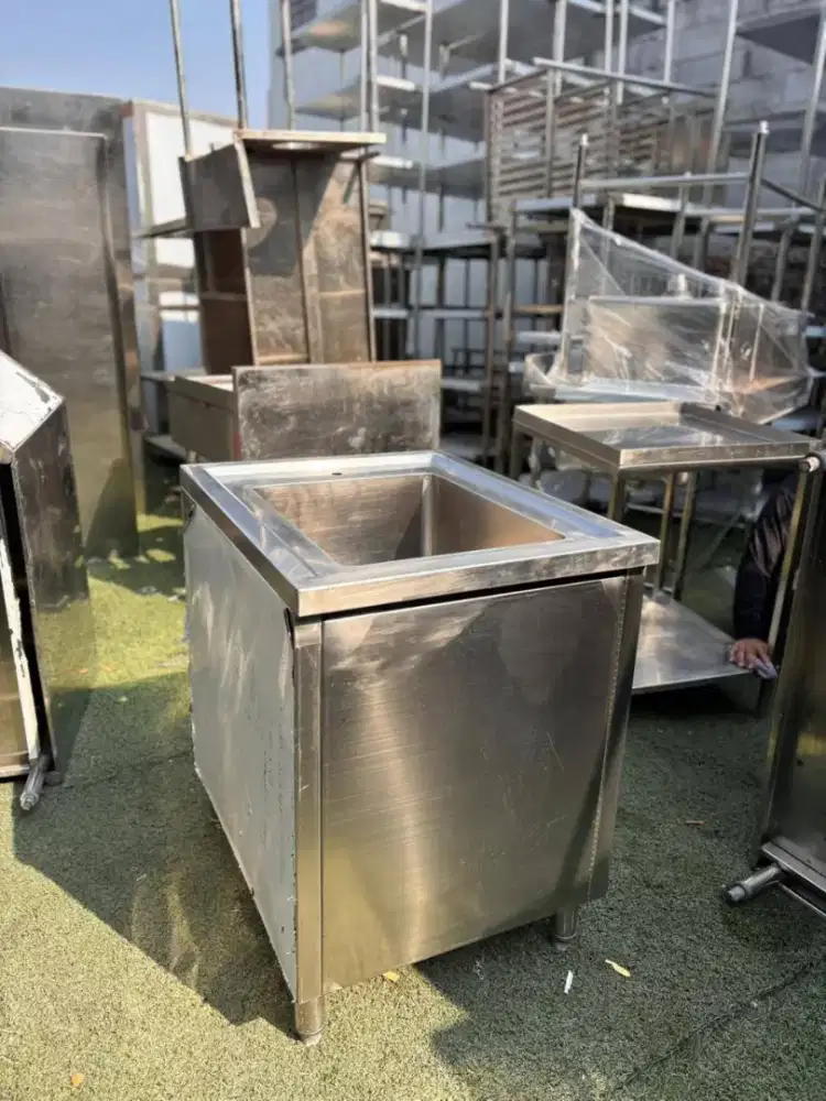 Sink 1 lubang 
Ukuran 60x75x85
Lubangnya 40x50x30

Harga 2.3000.000