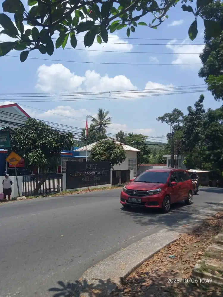 Tanah nempel jalan raya dekat ungaran di gunung pati semarang